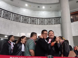 Sisi Lain Sidang MK: Otto Kubu 02 Peluk Henry Yosodiningrat dari 03