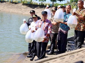 Pj Gubernur-Walkot Makassar Lepas 10 Ribu Benih Ikan di Waduk Nipa-nipa