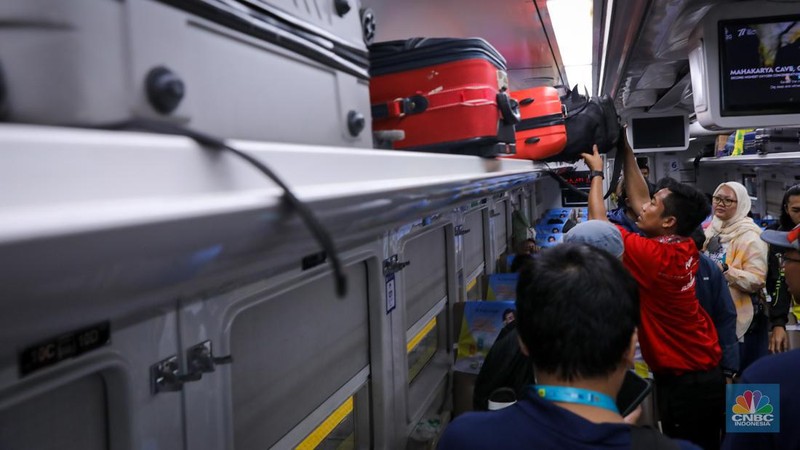 Pemudik memadati Stasiun Kreta Api (KA) Pasar Senen, Jakarta, Jumat (5/4/2024). (CNBC Indonesia/Faisal Rahman)