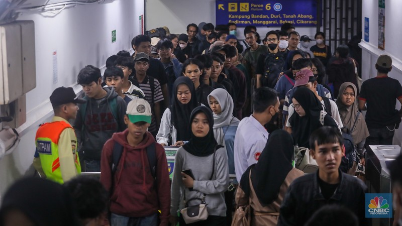 Pemudik memadati Stasiun Kreta Api (KA) Pasar Senen, Jakarta, Jumat (5/4/2024). (CNBC Indonesia/Faisal Rahman)