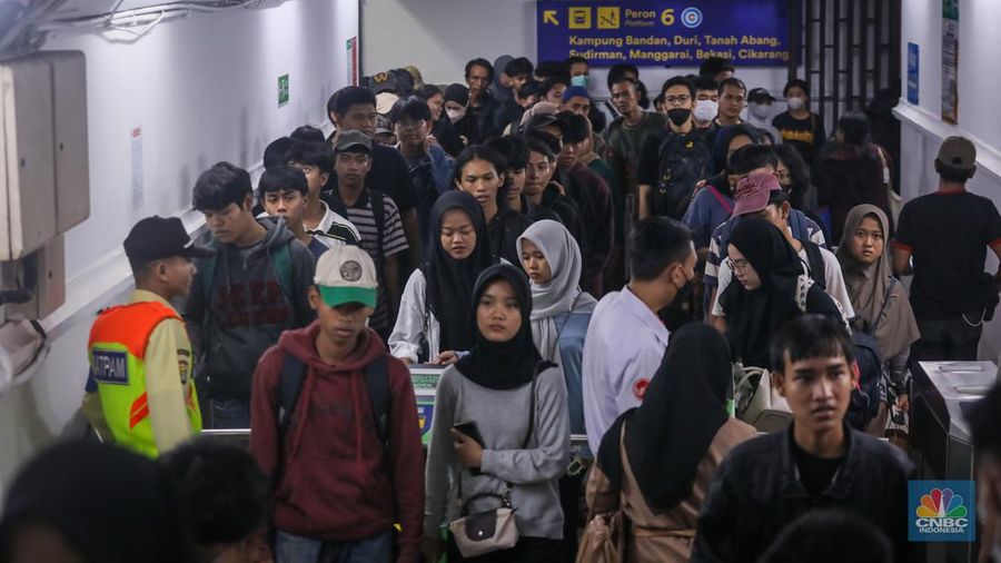 Pemudik memadati Stasiun Kreta Api (KA) Pasar Senen, Jakarta, Jumat (5/4/2024). (CNBC Indonesia/Faisal Rahman)