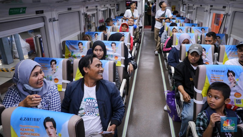 Pemudik memadati Stasiun Kreta Api (KA) Pasar Senen, Jakarta, Jumat (5/4/2024). Pemudik memadati Stasiun Kreta Api (KA) Pasar Senen, Jakarta, Jumat (5/4/2024). (CNBC Indonesia/Faisal Rahman)
