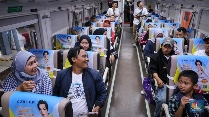Pemudik memadati Stasiun Kreta Api (KA) Pasar Senen, Jakarta, Jumat (5/4/2024). (CNBC Indonesia/Faisal Rahman)