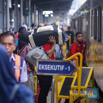 Hari Terakhir Masuk Kerja, Stasiun Senen Diserbu Pemudik