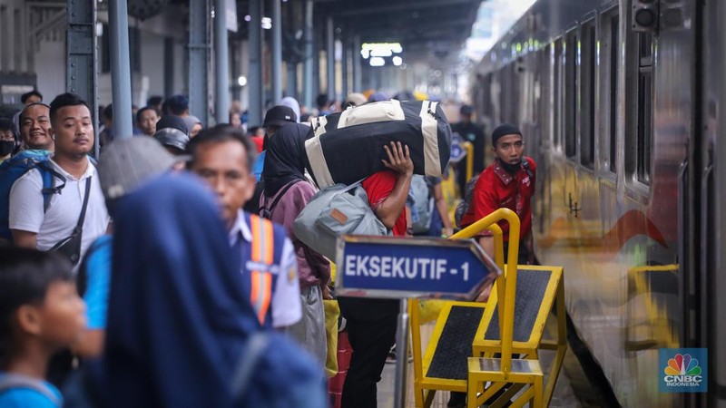 Pemudik memadati Stasiun Kreta Api (KA) Pasar Senen, Jakarta, Jumat (5/4/2024). (CNBC Indonesia/Faisal Rahman)