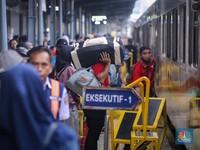 Hari Terakhir Masuk Kerja, Stasiun Senen Diserbu Pemudik