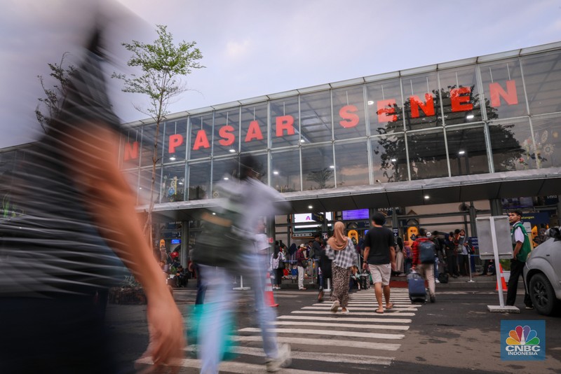 Pemudik memadati Stasiun Kreta Api (KA) Pasar Senen, Jakarta, Jumat (5/4/2024). (CNBC Indonesia/Faisal Rahman)
