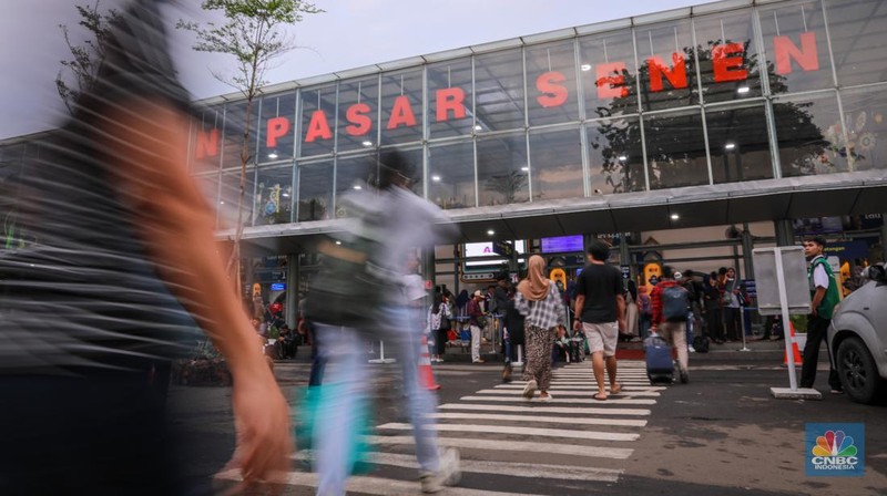 Pemudik memadati Stasiun Kreta Api (KA) Pasar Senen, Jakarta, Jumat (5/4/2024). (CNBC Indonesia/Faisal Rahman)