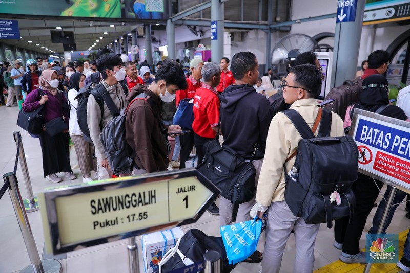 Pemudik memadati Stasiun Kreta Api (KA) Pasar Senen, Jakarta, Jumat (5/4/2024). Pemudik memadati Stasiun Kreta Api (KA) Pasar Senen, Jakarta, Jumat (5/4/2024). (CNBC Indonesia/Faisal Rahman)