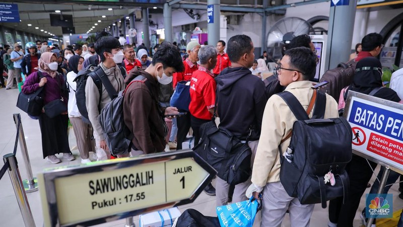Pemudik memadati Stasiun Kreta Api (KA) Pasar Senen, Jakarta, Jumat (5/4/2024). (CNBC Indonesia/Faisal Rahman)