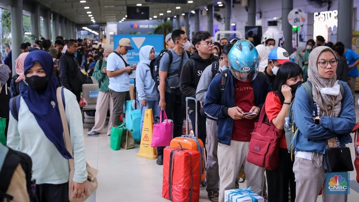 Pemudik memadati Stasiun Kreta Api (KA) Pasar Senen, Jakarta, Jumat (5/4/2024). (CNBC Indonesia/Faisal Rahman)