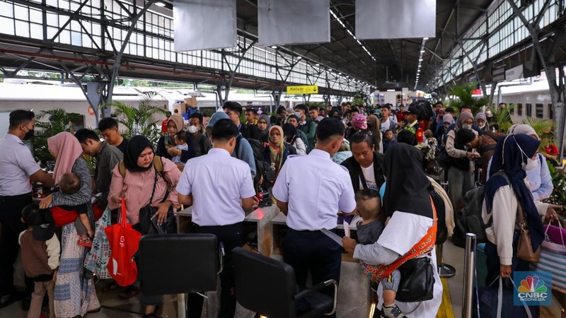 Pemudik memadati Stasiun Kreta Api (KA) Pasar Senen, Jakarta, Jumat (5/4/2024). (CNBC Indonesia/Faisal Rahman)