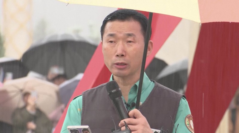 Sebuah kendaraan, kiri belakang, membawa Fu Bao, panda raksasa pertama yang lahir di Korea Selatan, tiba untuk upacara perpisahannya di taman hiburan Everland di Yongin, Korea Selatan, Rabu, 3 April 2024. Sebuah kendaraan, kiri belakang, membawa Fu Bao, panda raksasa pertama yang lahir di Korea Selatan, tiba untuk upacara perpisahannya di taman hiburan Everland di Yongin, Korea Selatan, Rabu, 3 April 2024. (AP Photo/Lee Jin-man)