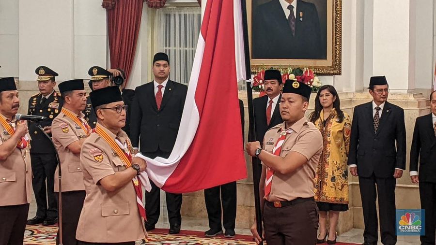 Presiden Joko Widodo (Jokowi) mengukuhkan seluruh Pengurus Kwartir Nasional Gerakan Pramuka Masa Bakti Tahun 2023-2028 di Istana Negara, Jumat (5/4/2024). (CNBC Indonesia/Emir Yanwardhana)
