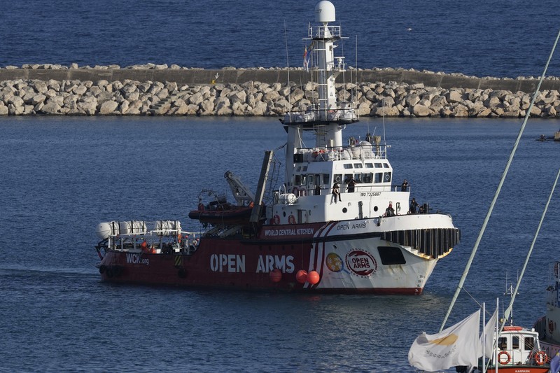 Sebuah kapal milik kelompok bantuan Open Arms dan merupakan satu dari tiga kapal bermuatan makanan kaleng tujuan Gaza, telah kembali ke pelabuhan Larnaca, Siprus, Siprus, Rabu, 3 April 2024. (AP Photo/Petros Karadjias)
