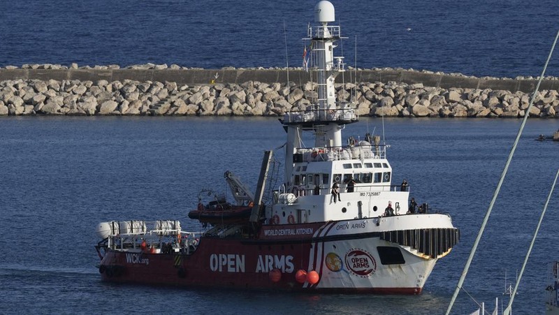 Sebuah kapal milik kelompok bantuan Open Arms dan merupakan satu dari tiga kapal bermuatan makanan kaleng tujuan Gaza, telah kembali ke pelabuhan Larnaca, Siprus, Siprus, Rabu, 3 April 2024. (AP Photo/Petros Karadjias)