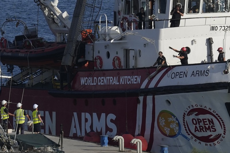 Sebuah kapal milik kelompok bantuan Open Arms dan merupakan satu dari tiga kapal bermuatan makanan kaleng tujuan Gaza, telah kembali ke pelabuhan Larnaca, Siprus, Siprus, Rabu, 3 April 2024. (AP Photo/Petros Karadjias)