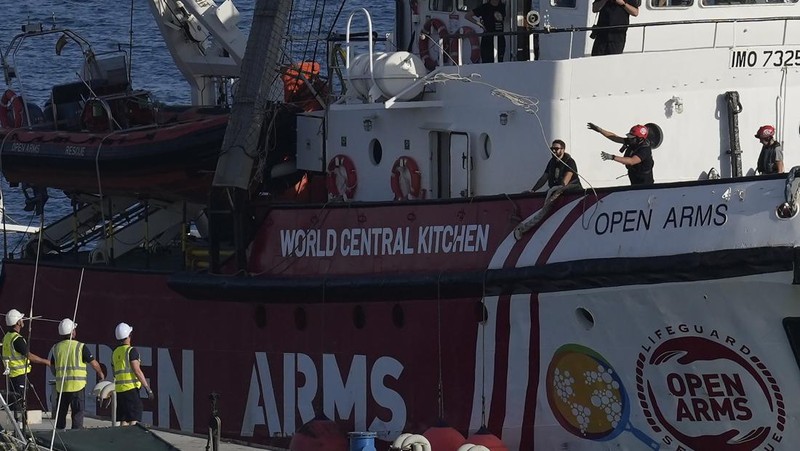 Sebuah kapal milik kelompok bantuan Open Arms dan merupakan satu dari tiga kapal bermuatan makanan kaleng tujuan Gaza, telah kembali ke pelabuhan Larnaca, Siprus, Siprus, Rabu, 3 April 2024. (AP Photo/Petros Karadjias)