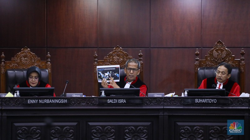 Suasan saat berlangsungnya sidang lanjutan sengketa Perselisihan Hasil Pemilihan Umum (PHPU) 2024 di Mahkamah Konstitusi (MK), Jakarta, Jumat (5/4/2024). Suasan saat berlangsungnya sidang lanjutan sengketa Perselisihan Hasil Pemilihan Umum (PHPU) 2024 di Mahkamah Konstitusi (MK), Jakarta, Jumat (5/4/2024). (CNBC Indonesia/Faisal Rahman)