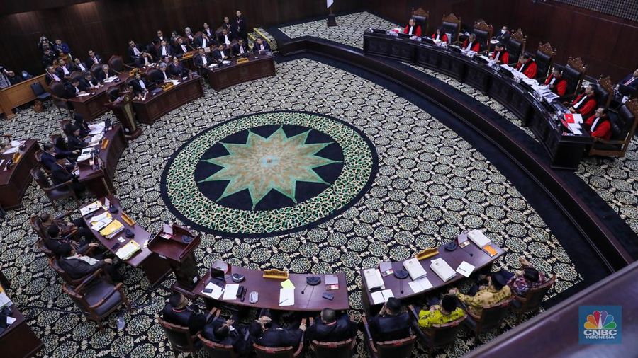 Suasan saat berlangsungnya sidang lanjutan sengketa Perselisihan Hasil Pemilihan Umum (PHPU) 2024 di Mahkamah Konstitusi (MK), Jakarta, Jumat (5/4/2024). (CNBC Indonesia/Faisal Rahman)