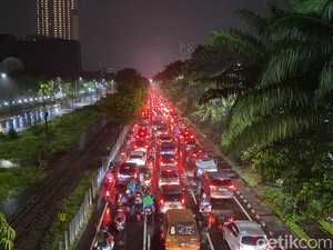 Ruas Jalan Surabaya Padat dan Macet Jelang Long Weekend Lebaran