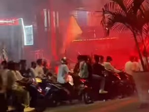 Polisi Bubarkan Konvoi SOTR di Jakbar, Petasan hingga Flare Disita