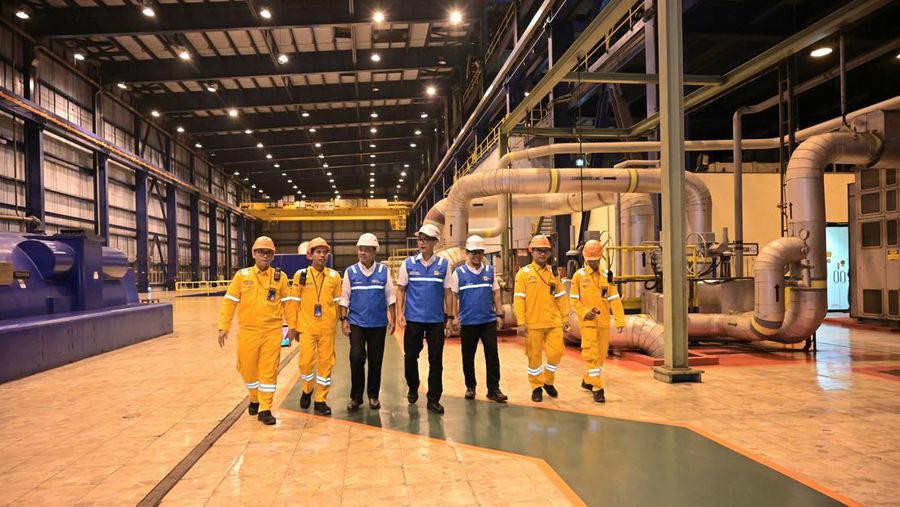 Direktur Utama PLN Darmawan Prasodjo (tengah) didampingi Direktur Manajemen Pembangkitan PLN Adi Lumakso (tiga dari kanan), Direktur Utama PLN Nusantara Power Ruly Firmansyah (tiga dari kiri), dan petugas PLN Nusantara Power saat melakukan inspeksi di PLTU Paiton, Jumat (5/4). (Dpk. PLN)