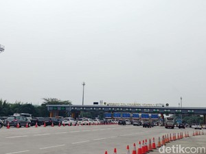 Arus Mudik di Gerbang Tol Cikatama Lancar Jelang Siang Ini