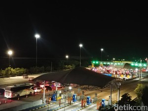 Pukul 22.30 WIB, Antrean Kendaraan Mulai Mengular di GT Cikampek Utama