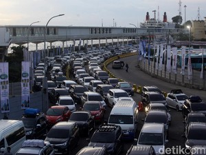 Tiket Kendaraan Nyeberang via Feri Merak-Bakauheni Sudah Habis H-2 Lebaran