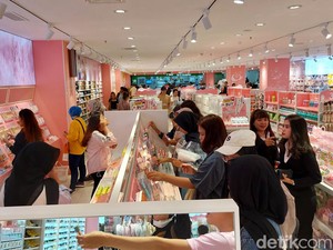 Jual Produk Zaman Now, Miniso Pink di Transmart Kokas Diserbu Pengunjung