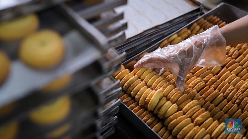 Pembuatan biskuit di dapur toko Roti Gelora, Jakarta, (CNBC Indonesia/Faisal Rahman)