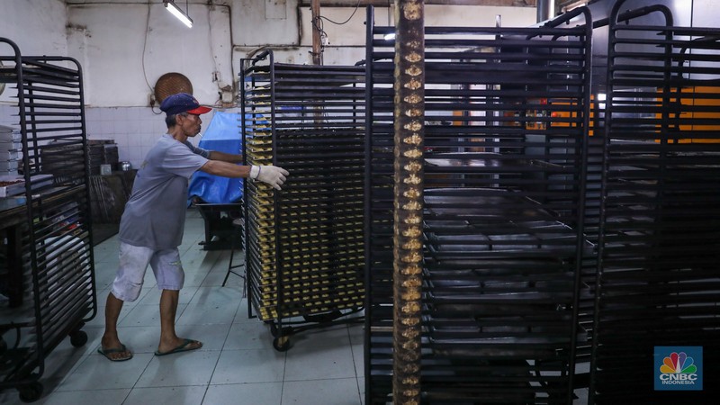 Pembuatan biskuit di dapur toko Roti Gelora, Jakarta, (CNBC Indonesia/Faisal Rahman) Pembuatan biskuit di dapur toko Roti Gelora, Jakarta, (CNBC Indonesia/Faisal Rahman)