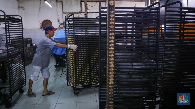 Pembuatan biskuit di dapur toko Roti Gelora, Jakarta, (CNBC Indonesia/Faisal Rahman)