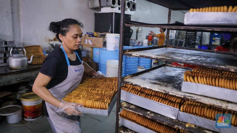Pembuatan biskuit di dapur toko Roti Gelora, Jakarta, (CNBC Indonesia/Faisal Rahman)