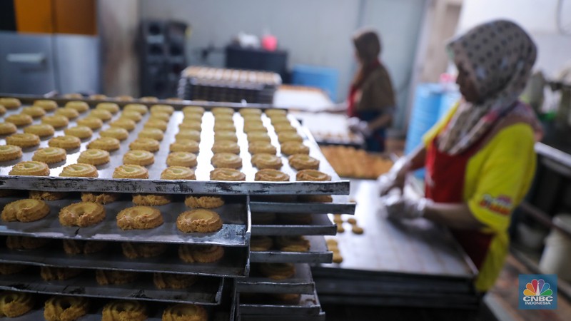Pembuatan biskuit di dapur toko Roti Gelora, Jakarta, (CNBC Indonesia/Faisal Rahman) Pembuatan biskuit di dapur toko Roti Gelora, Jakarta, (CNBC Indonesia/Faisal Rahman)