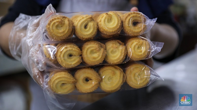 Pembuatan biskuit di dapur toko Roti Gelora, Jakarta, (CNBC Indonesia/Faisal Rahman)