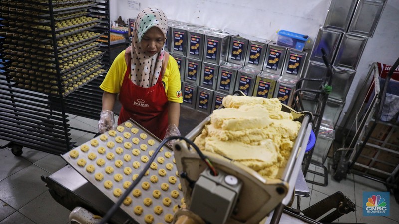Pembuatan biskuit di dapur toko Roti Gelora, Jakarta, (CNBC Indonesia/Faisal Rahman)