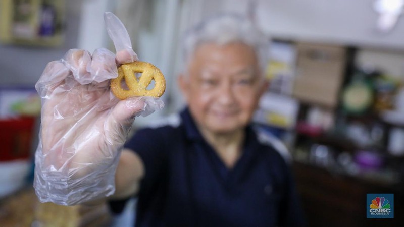 Pembuatan biskuit di dapur toko Roti Gelora, Jakarta, (CNBC Indonesia/Faisal Rahman)
