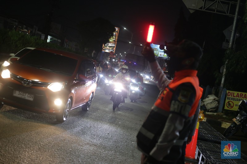 Pemudik memadati jalan raya Sultan Hasanudin, Tambun, Kabupaten Bekasi, Jumat (5/4/2024) malam.(CNBC Indonesia/Tias Budiarto) Pemudik memadati jalan raya Sultan Hasanudin, Tambun, Kabupaten Bekasi, Jumat (5/4/2024) malam.(CNBC Indonesia/Tias Budiarto)