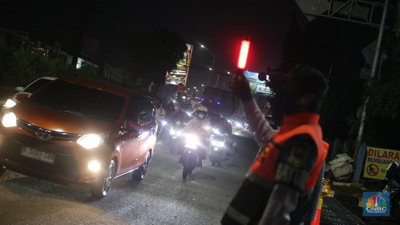 Pemudik memadati jalan raya Sultan Hasanudin, Tambun, Kabupaten Bekasi, Jumat (5/4/2024) malam.(CNBC Indonesia/Tias Budiarto)