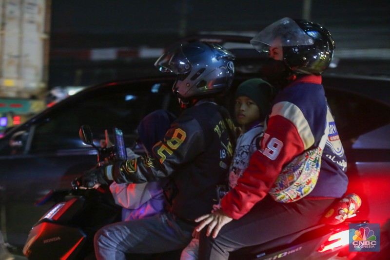 Pemudik memadati jalan raya Sultan Hasanudin, Tambun, Kabupaten Bekasi, Jumat (5/4/2024) malam.(CNBC Indonesia/Tias Budiarto) Pemudik memadati jalan raya Sultan Hasanudin, Tambun, Kabupaten Bekasi, Jumat (5/4/2024) malam.(CNBC Indonesia/Tias Budiarto)