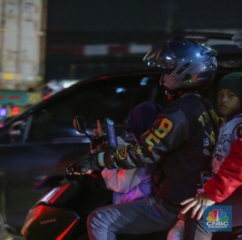 Potret Pemudik Motor Mulai Padati Ruas Jalan Bekasi