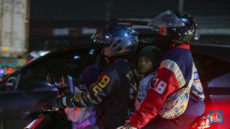 Pemudik memadati jalan raya Sultan Hasanudin, Tambun, Kabupaten Bekasi, Jumat (5/4/2024) malam.(CNBC Indonesia/Tias Budiarto)