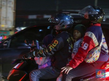 Potret Pemudik Motor Mulai Padati Ruas Jalan Bekasi