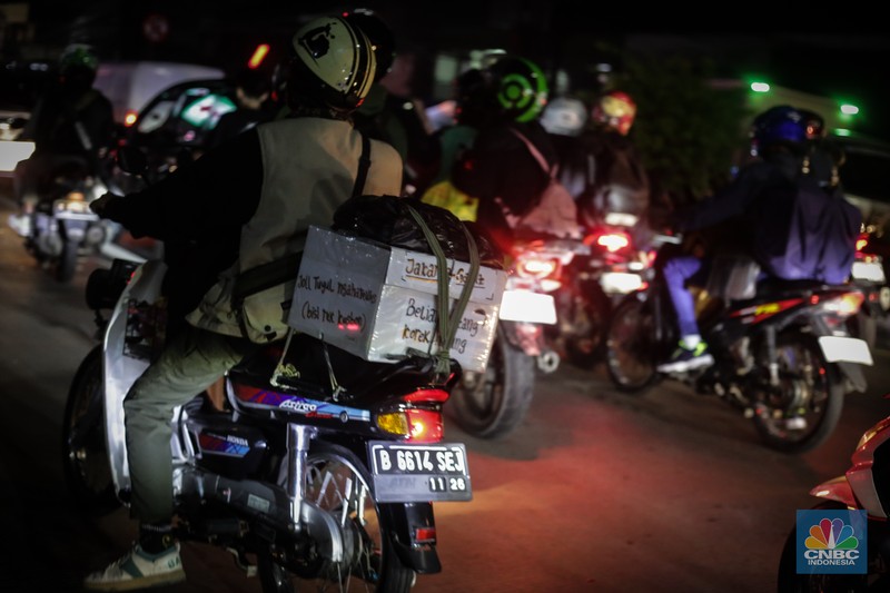 Pemudik memadati jalan raya Sultan Hasanudin, Tambun, Kabupaten Bekasi, Jumat (5/4/2024) malam.(CNBC Indonesia/Tias Budiarto)