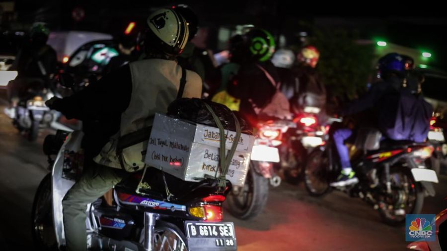 Pemudik memadati jalan raya Sultan Hasanudin, Tambun, Kabupaten Bekasi, Jumat (5/4/2024) malam.(CNBC Indonesia/Tias Budiarto)