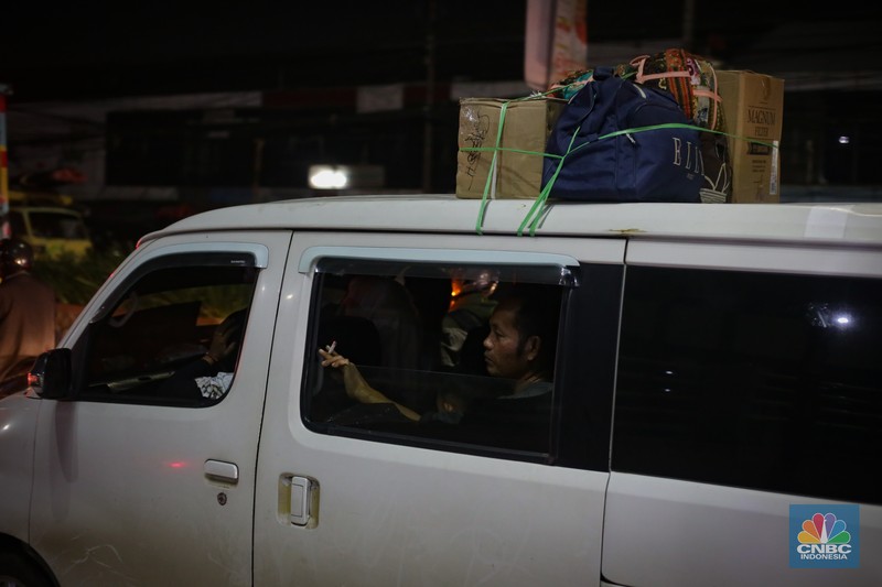 Pemudik memadati jalan raya Sultan Hasanudin, Tambun, Kabupaten Bekasi, Jumat (5/4/2024) malam.(CNBC Indonesia/Tias Budiarto) Pemudik memadati jalan raya Sultan Hasanudin, Tambun, Kabupaten Bekasi, Jumat (5/4/2024) malam.(CNBC Indonesia/Tias Budiarto)
