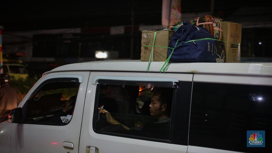 Pemudik memadati jalan raya Sultan Hasanudin, Tambun, Kabupaten Bekasi, Jumat (5/4/2024) malam.(CNBC Indonesia/Tias Budiarto)