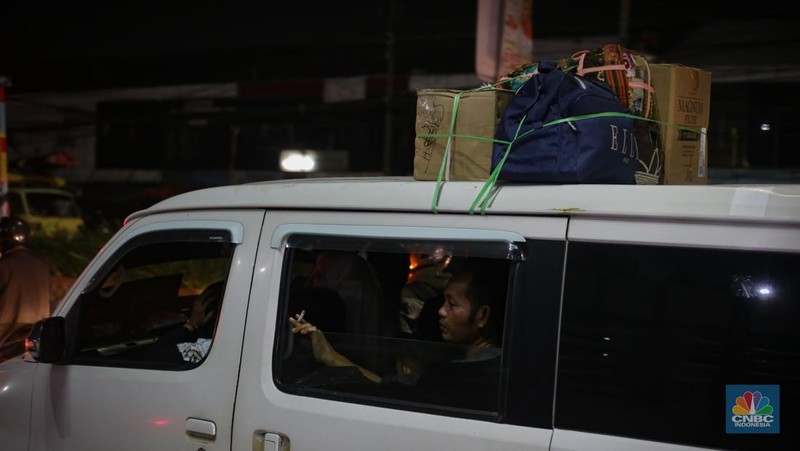 Pemudik memadati jalan raya Sultan Hasanudin, Tambun, Kabupaten Bekasi, Jumat (5/4/2024) malam.(CNBC Indonesia/Tias Budiarto)